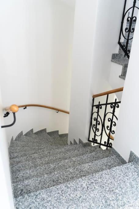 Comfort Nahe Uno-city Und Vic Levestate Apartment